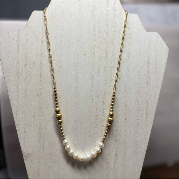 Elegant Gold and White Necklace with Graduated Pearl Design - Picture 1 of 2